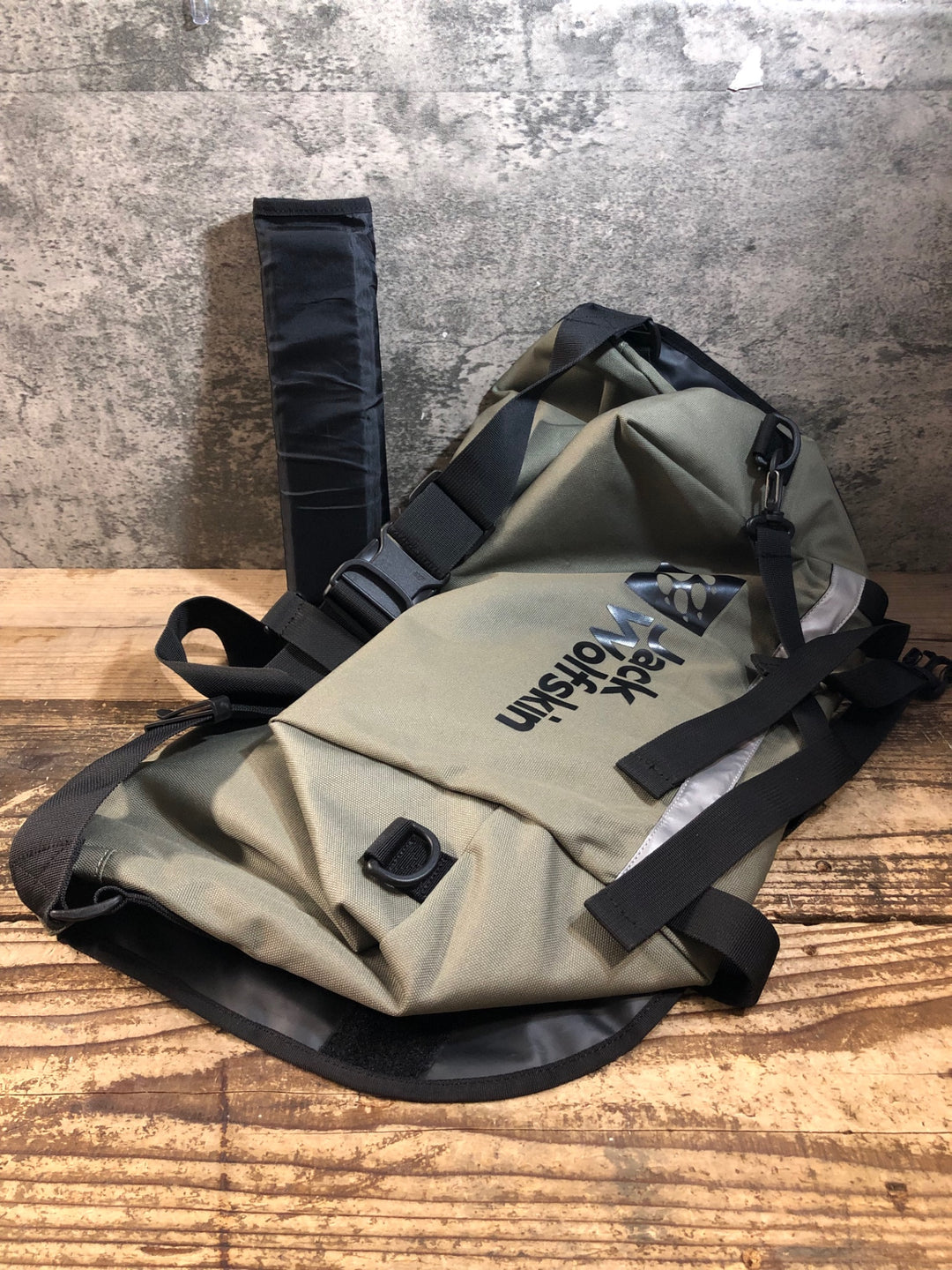 KE574 ジャックウルフスキン Jack Wolfskin スリングバッグ カーキ