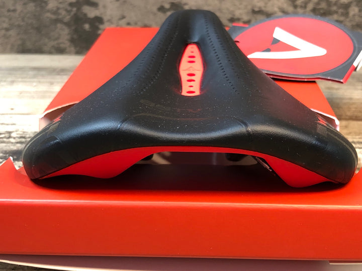 JR437 アスチュート ASTVTE STARLITE CARBON サドル 黒赤 カーボンレール