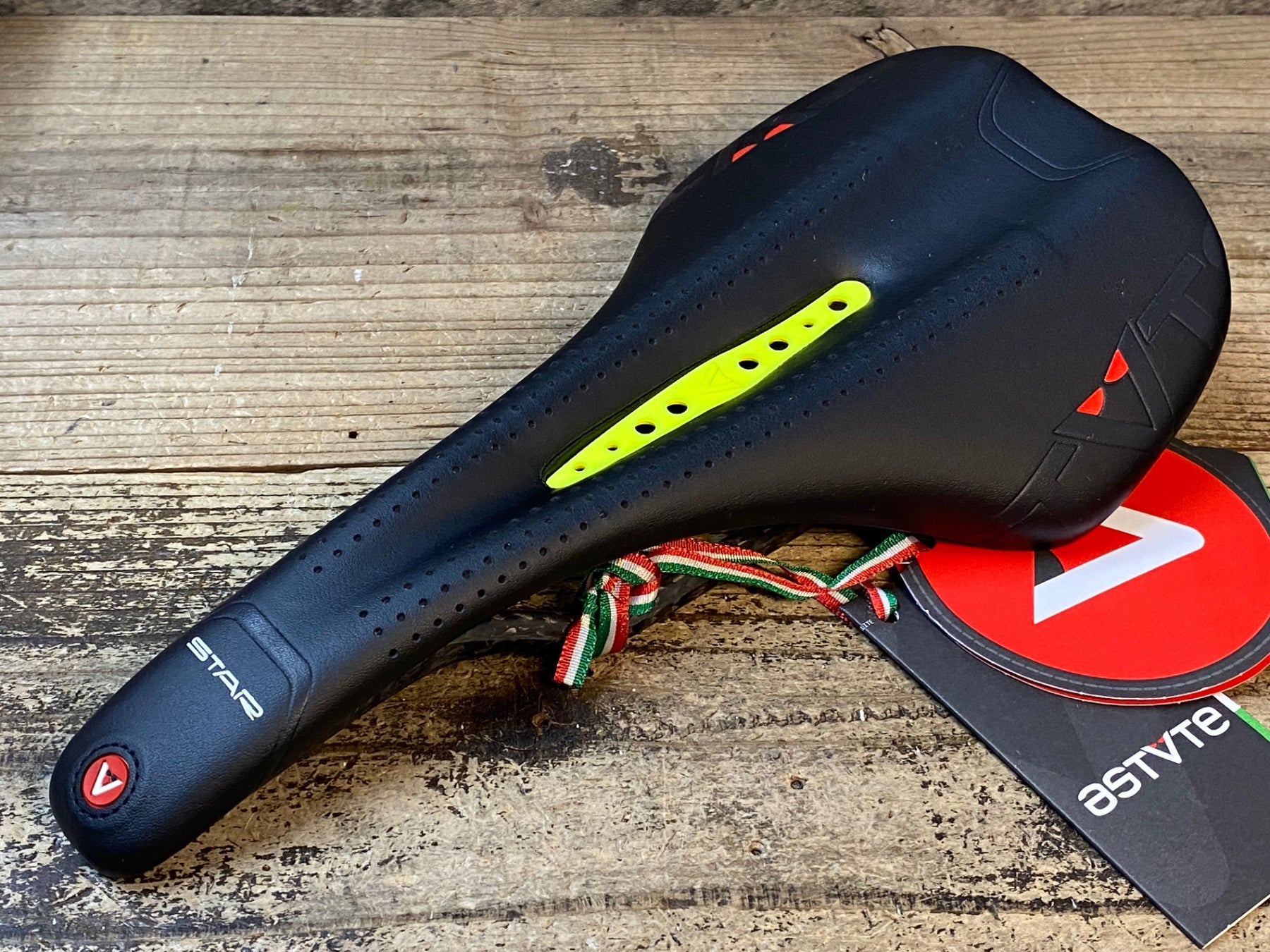 JR438 アスチュート ASTVTE STARLITE CARBON サドル 黒黄 カーボン