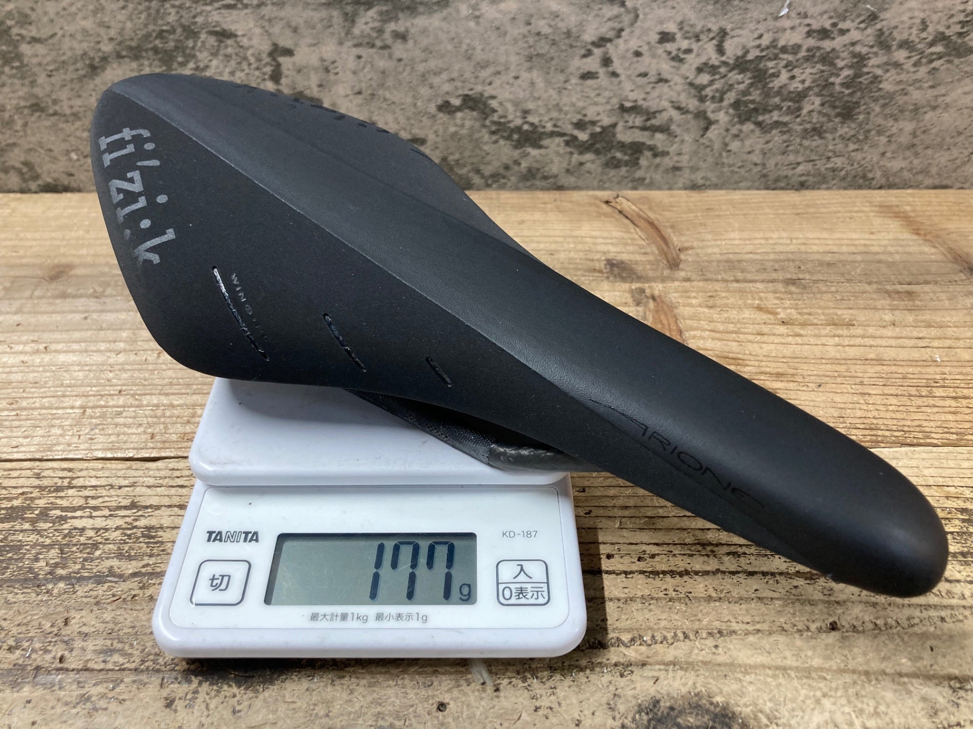 JV288 フィジーク fizik アリオネ ARIONE R1 REGULAR サドル 黒 CARBON