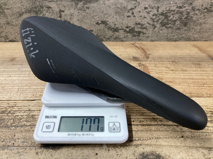 JV288 フィジーク fizik アリオネ ARIONE R1 REGULAR サドル 黒 CARBON BRAIDEDレール
