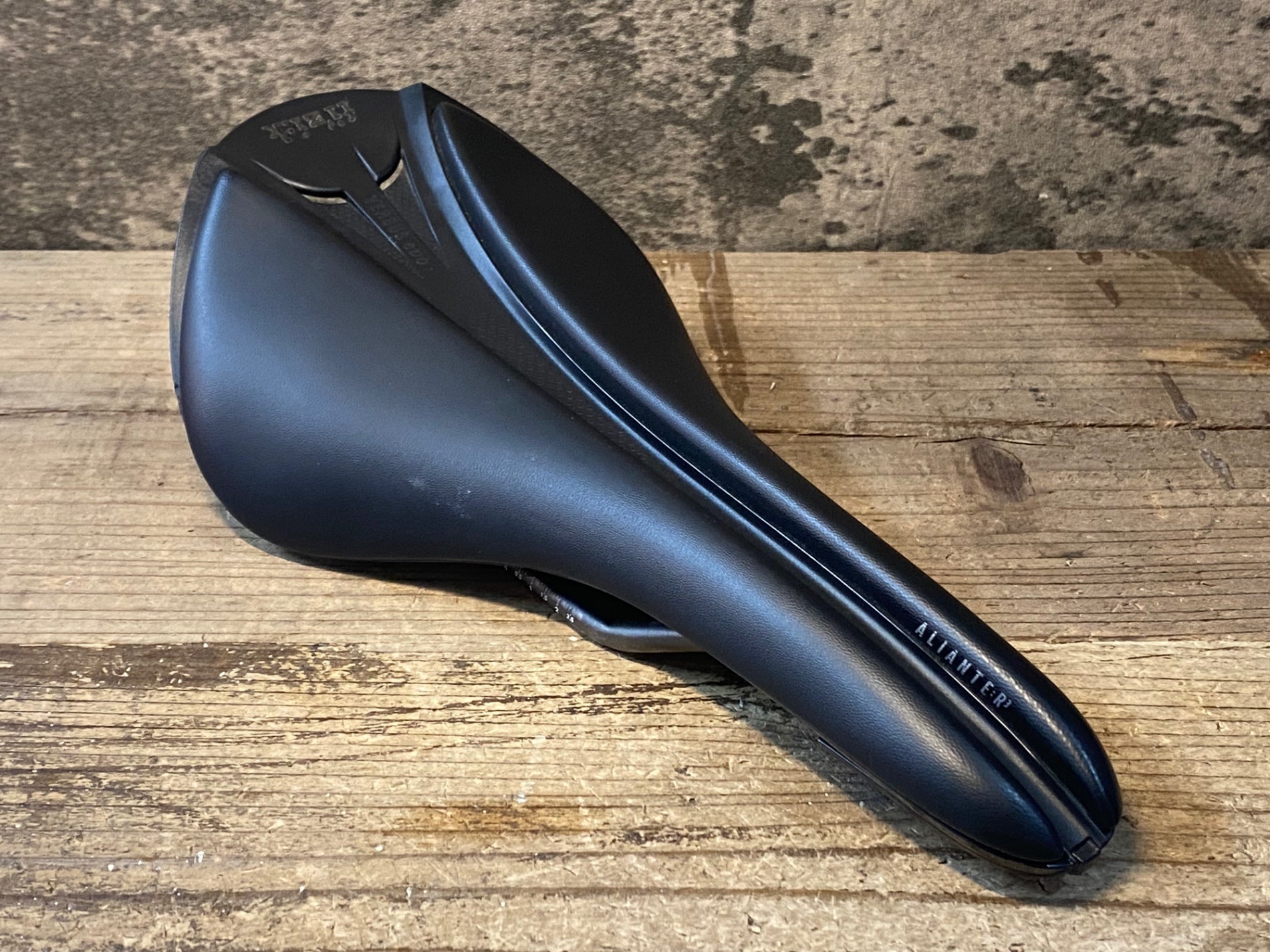 JO403 フィジーク fizik アリアンテR3 fizik VERSUS EVO サドル Kium