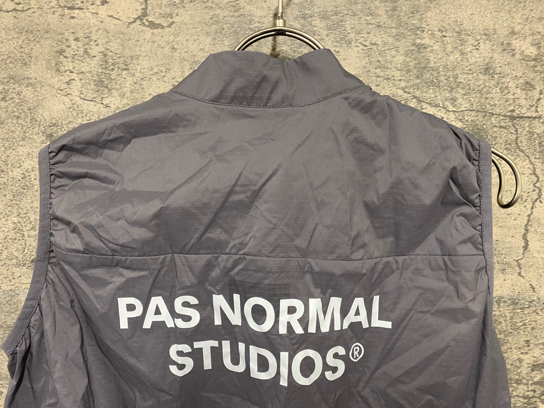 KA512 パスノーマルスタジオ PAS NORMAL STUDIOS ESSENTIAL INSULATED GILET ジレ サイクルベスト グレー M