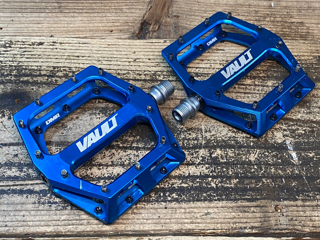 JJ105 DMR VAULT フラットペダル 青