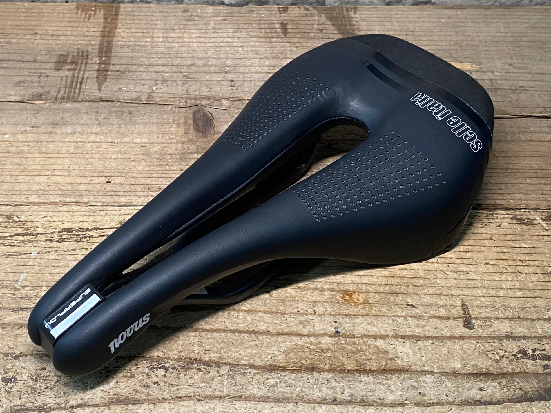新品未使用 SELLA ITALIA(セライタリア) カーボンレールサドル JP109 セライタリア selle italia NOVUS SUPERFLOW サドル カーボン
