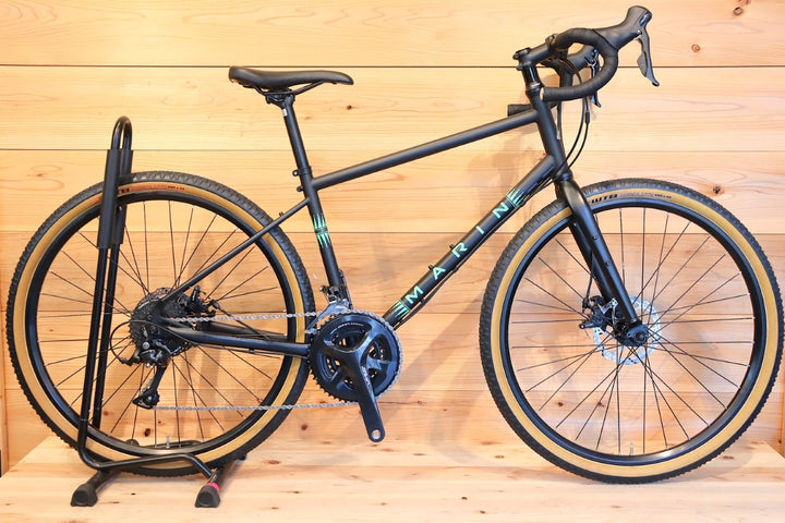 マリン MARIN フォーコーナーズ FOUR CORNERS 2020モデル Sサイズ シマノ ソラ R3000 9S クロモリ グラベル ロードバイク 650b 【千葉店】