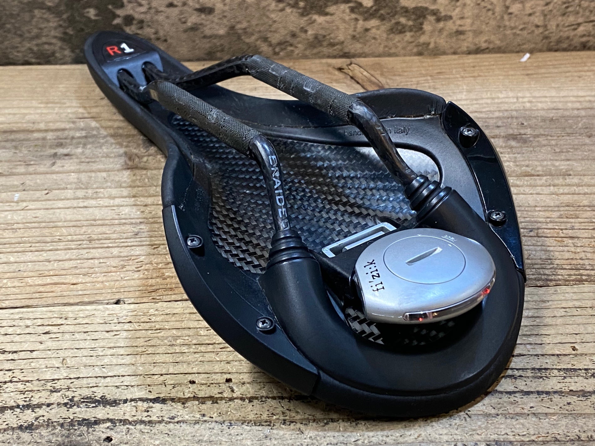 JW952 フィジーク fizik アリアンテ ALIANTE R1 サドル 黒 138mm