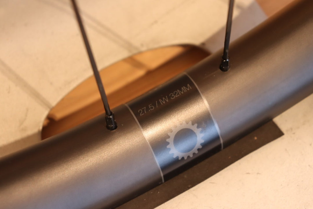 【訳アリ】 クリスキング CHRIS KING ISO FRONT BOOST 110×15mm PRAXIS WORKS C32リム 32H カーボン チューブレス フロントホイール 27.5インチ 【千葉店】
