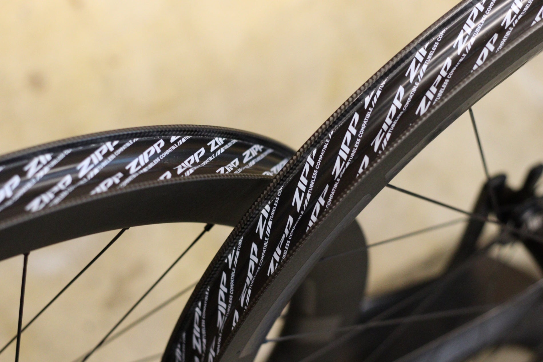 ジップ ZIPP 303 XPLR SW カーボン チューブレスレディ グラベル