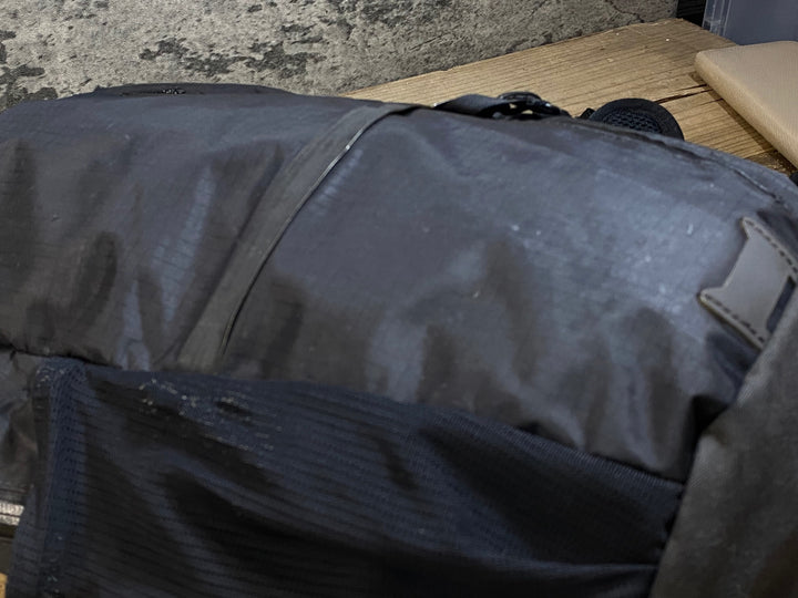 KD467 スペシャライズド SPECIALIZED BASE MILES FTHRWGT BACKPACK バックパック 黒 ※スレ,一部剥がれ