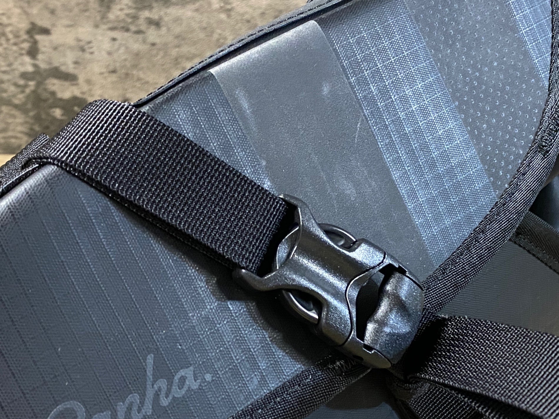 JU129 ラファ Rapha WATERPROOF REAR PACK サドルバッグ 黒 グレー