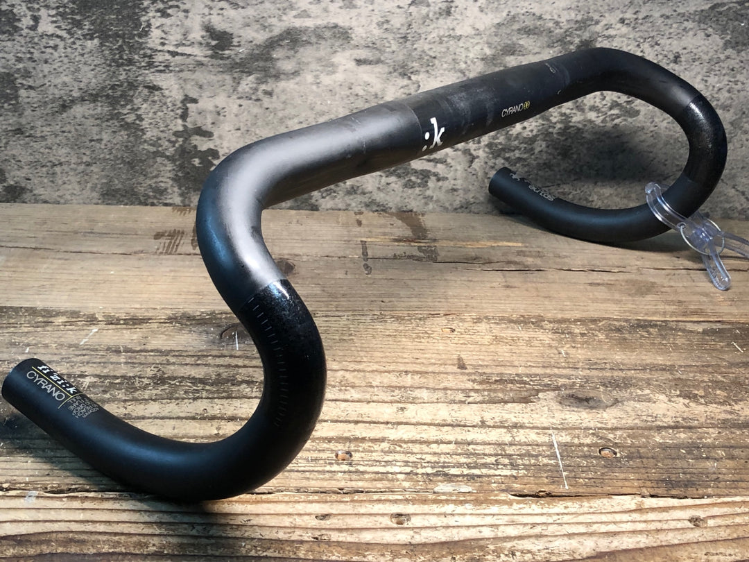 JA702 フィジーク FIZIK CYRANO 00 BULL カーボン ドロップハンドル Φ31.8mm ブラケットC-C 420mm ※クランプ部凹み強のためジャンク