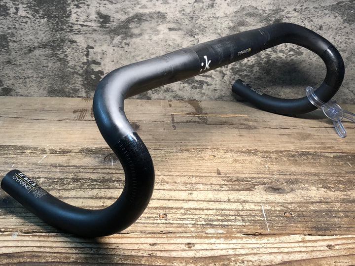 JA702 フィジーク FIZIK CYRANO 00 BULL カーボン ドロップハンドル Φ31.8mm ブラケットC-C 420mm ※クランプ部凹み強のためジャンク
