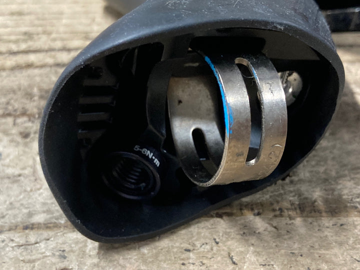 KB045 シマノ SHIMANO 105 ST-R7025 前期 右 STIレバー 11s 油圧 ※ホース取付部割れ, 油漏れの為ジャンク