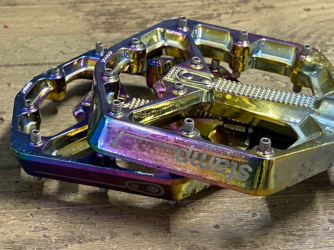 KQ537 クランクブラザーズ CRANKBROTHERS STAMP 7 フラットペダル ※右ペダルの回転に抵抗あり
