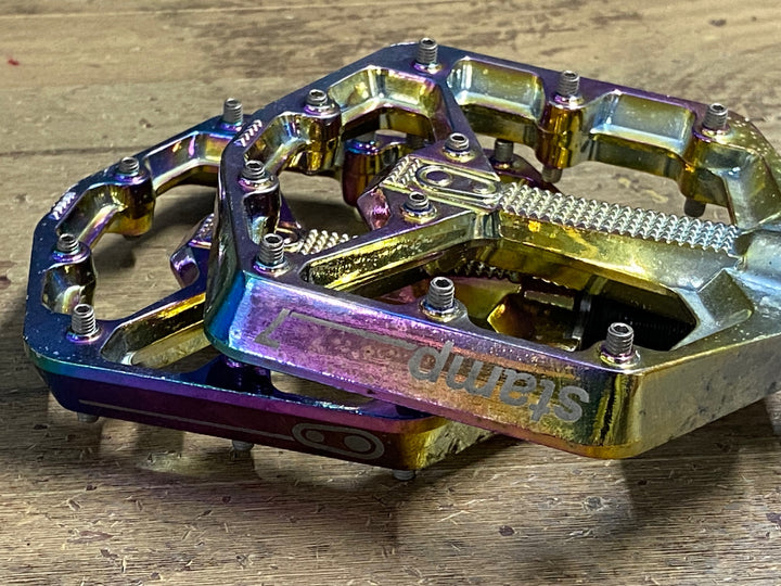 KQ537 クランクブラザーズ CRANKBROTHERS STAMP 7 フラットペダル ※右ペダルの回転に抵抗あり