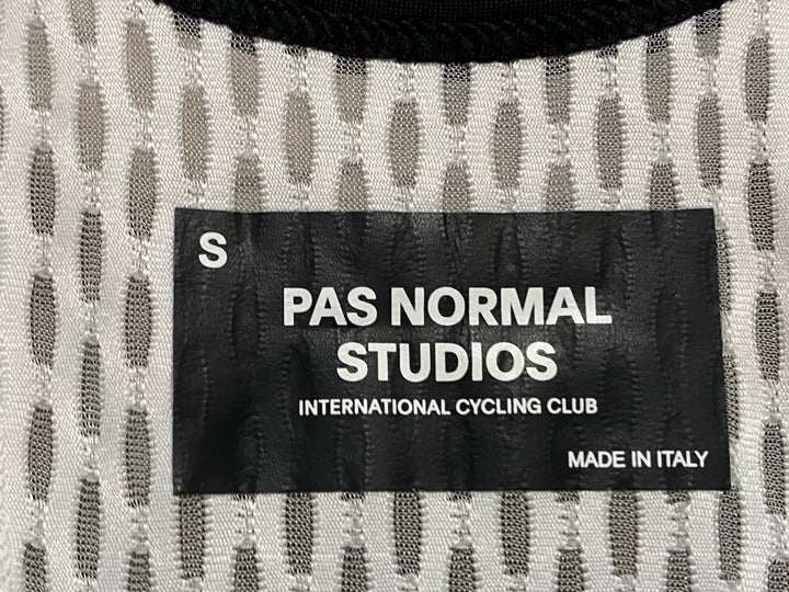 KM711 パスノーマルスタジオ PAS NORMAL STUDIOS MECHANISM LATE DROP BIB SHORTS ビブショーツ グレー S
