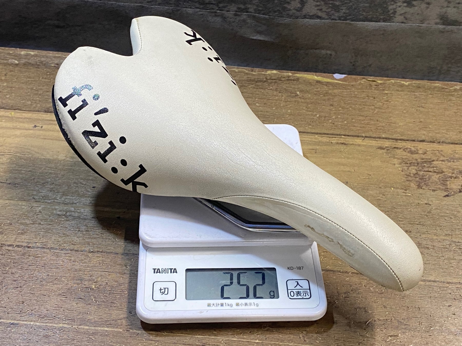 JT772 フィジーク fizik アリアンテ ALiANTE サドル 白 kium レール