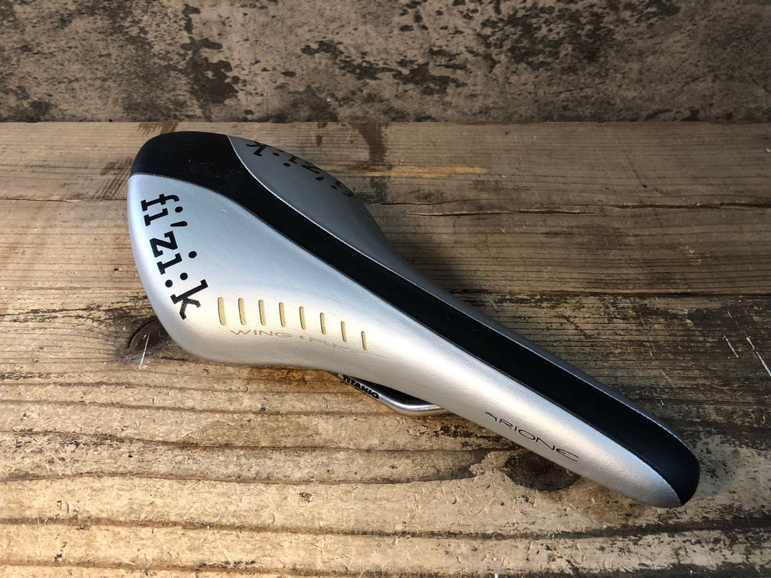 JM594 フィジーク fizik アリオネ ARIONE WING FLEX サドル シルバー 黒 TITANIOレール
