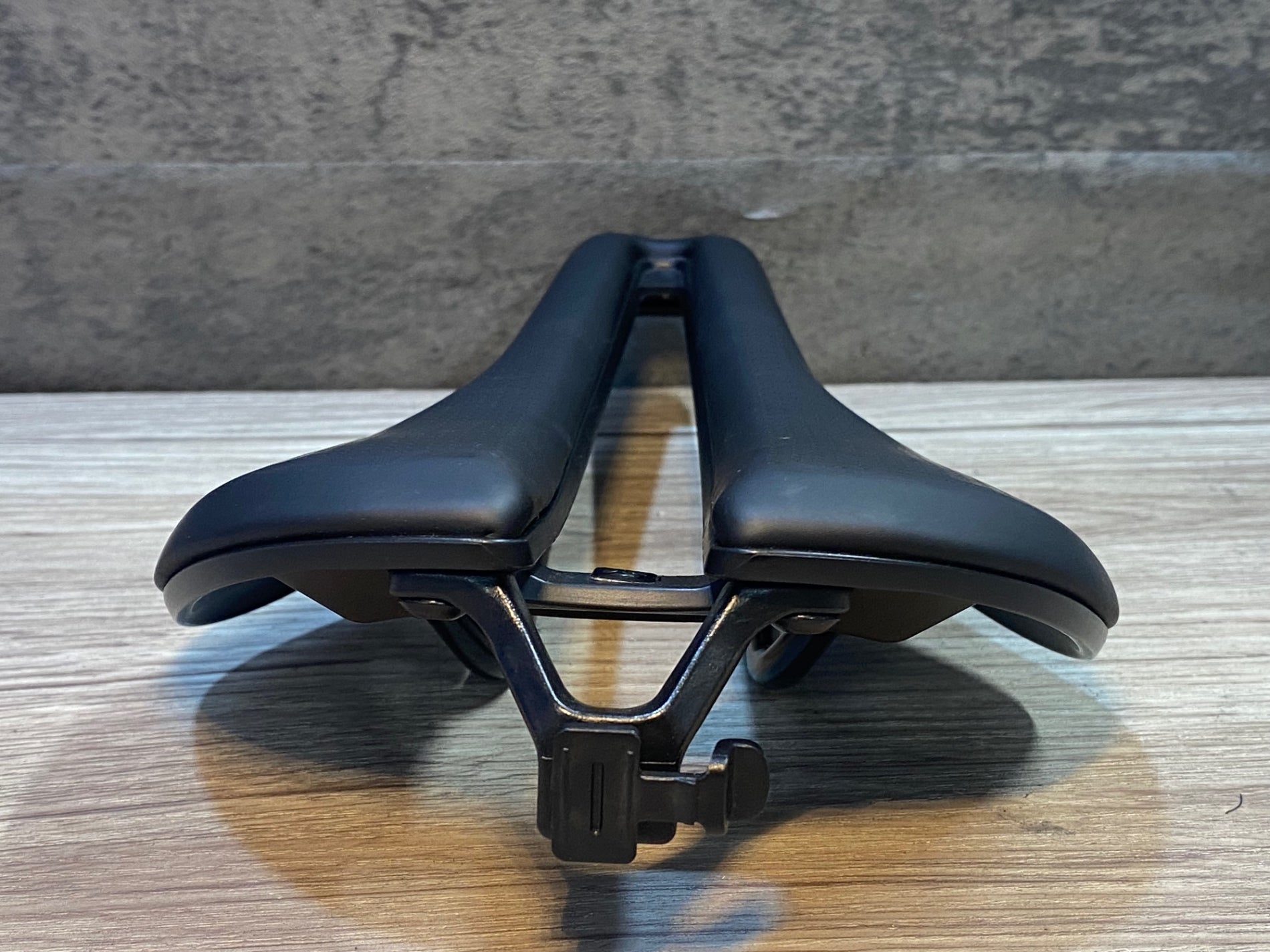 JU985 ボントレガー BONTRAGER AEOLUS ELITE サドル 黒 145mm クロモリ