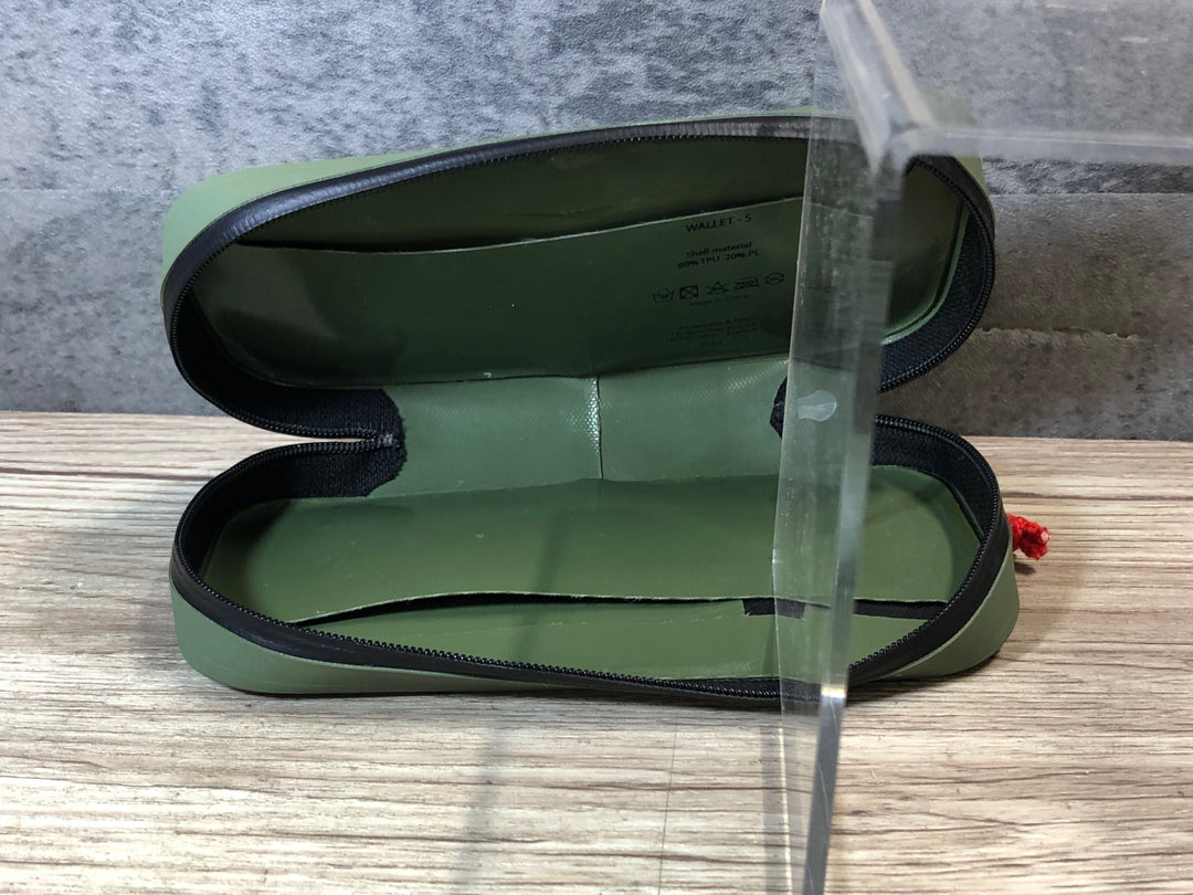 JR245 カフェドシクリステ Cafe du Cycliste ウォータープルーフポーチ オリーブ