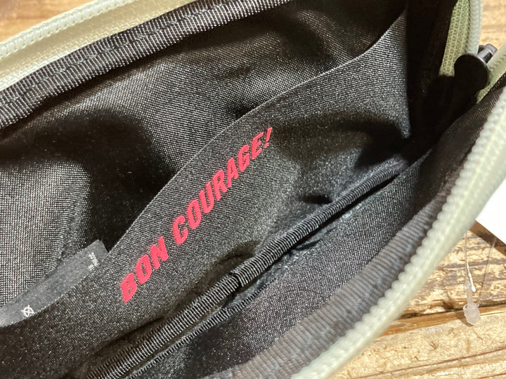 KB437 ラファ Rapha RAINPROOF ESSENCE CASE-LAGE サイクルポーチ