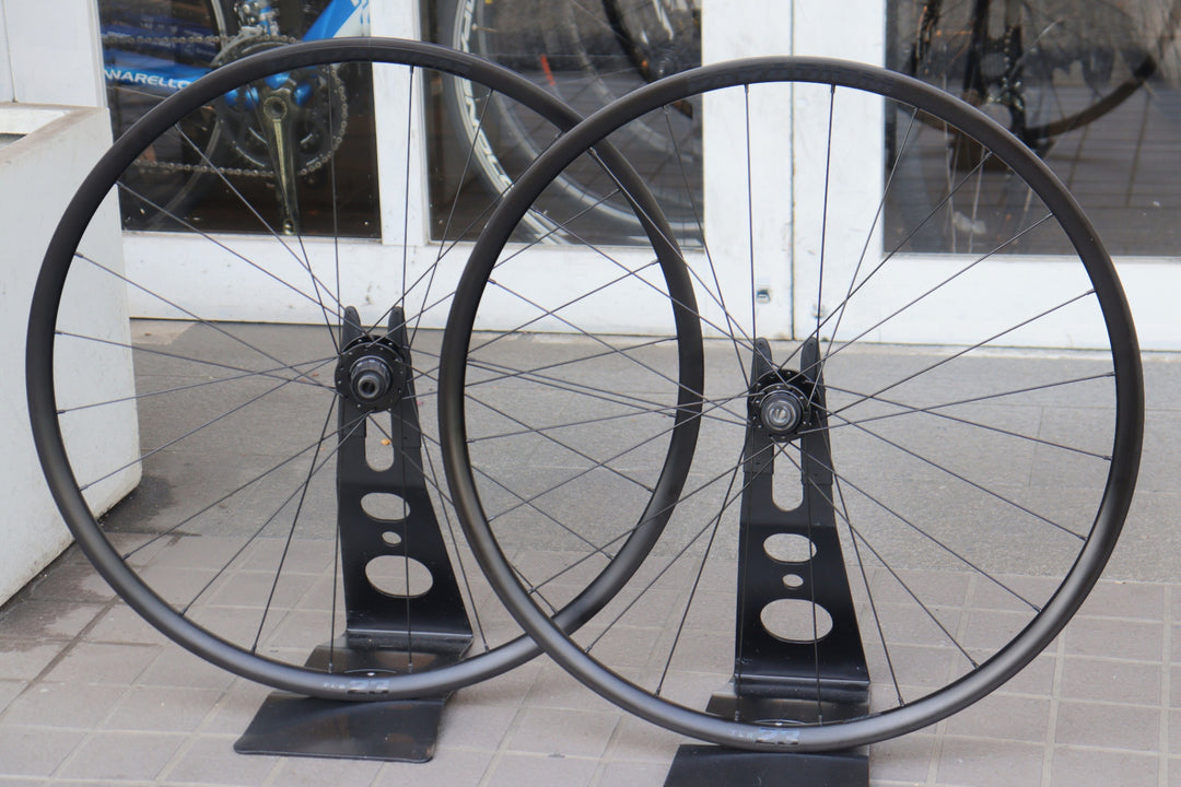 ボントレガー BONTRAGER パラダイム PARADIGM 23 TLR DISC アルミ チューブレスレディ ホイールセット シマノ 11/12S 【横浜店】