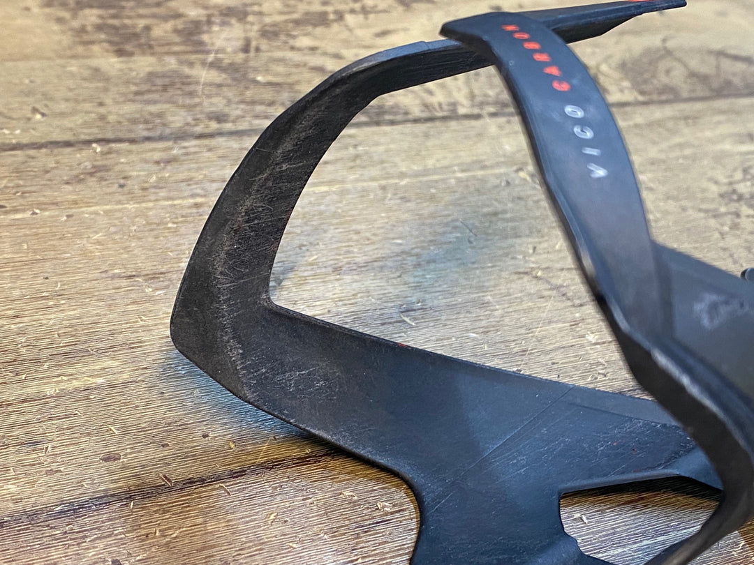 JI411 エリート ELITE VICO CARBON ボトルケージ 赤 黒