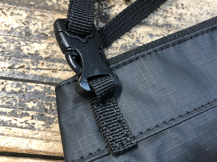 JV948 レリック reric WRサコッシュ 黒