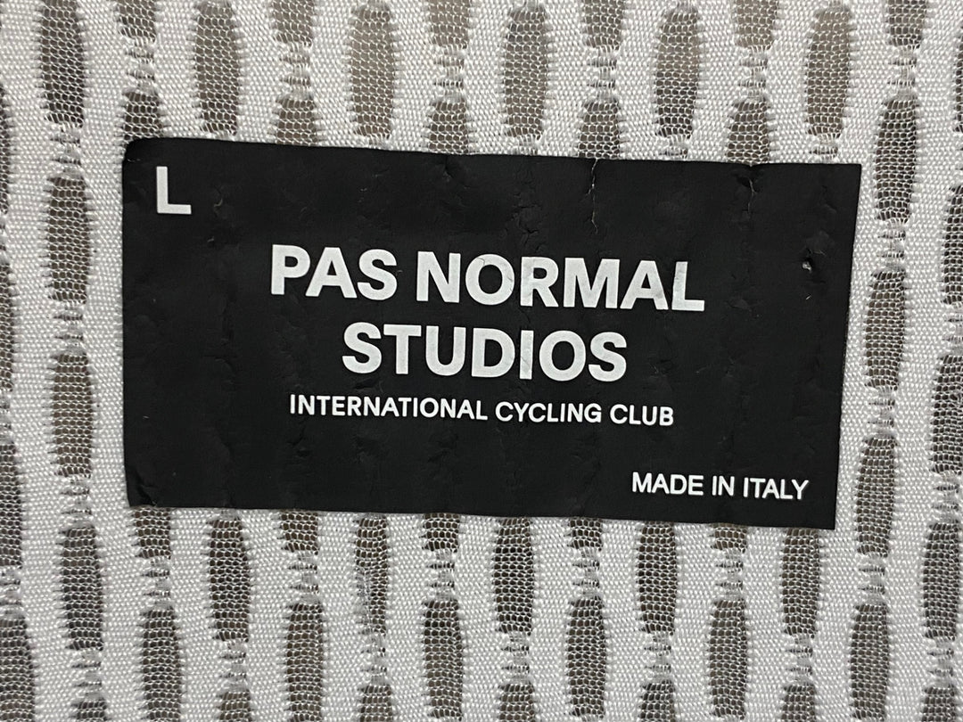 JY623 パスノーマルスタジオ PAS NORMAL STUDIOS Mechanism ビブショーツ ダークオリーブ L ※ロゴ割れ