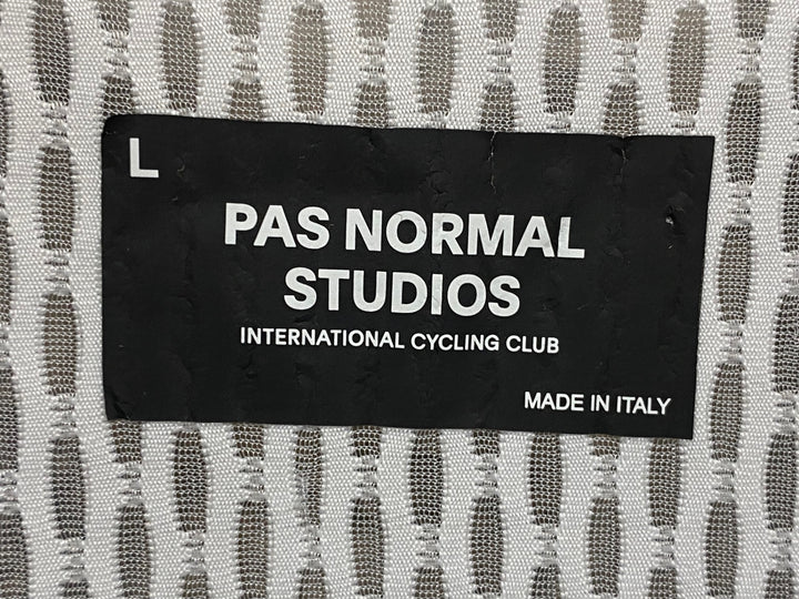 JY623 パスノーマルスタジオ PAS NORMAL STUDIOS Mechanism ビブショーツ ダークオリーブ L ※ロゴ割れ