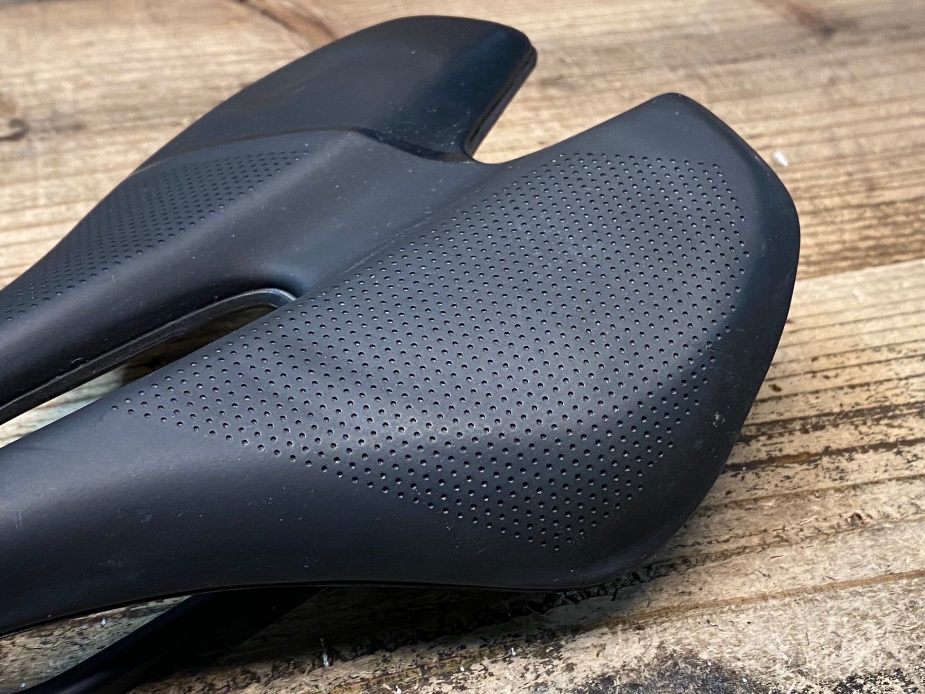 JP323 スペシャライズド SPECIALIZED TOUPE EXPERT サドル 黒 143mm