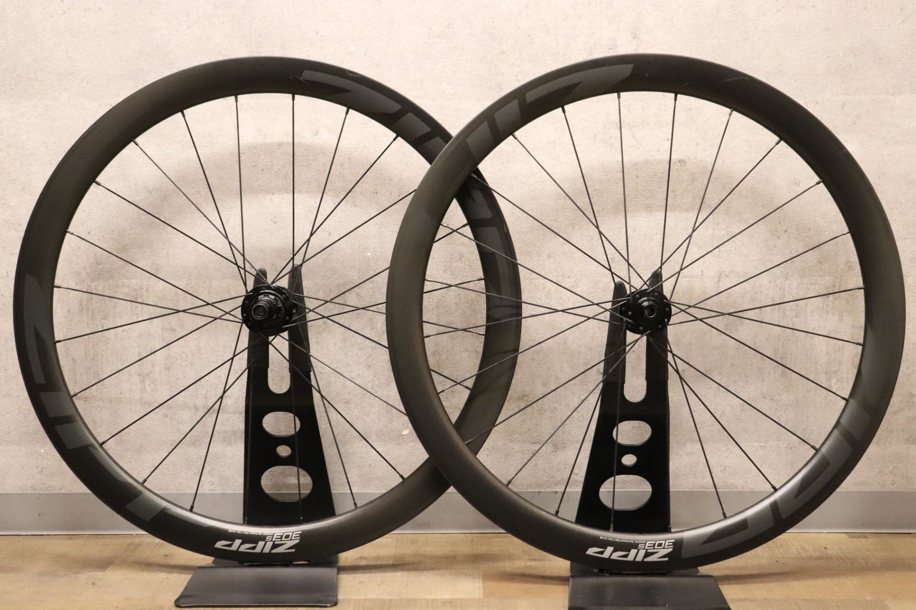 ZIPP 303S disc チューブレス ZIPP 303 XPLR Sチューブレス ディスクブレーキ | ZIPP(ジップ