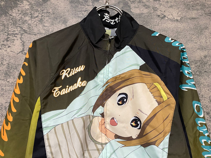 KD860 モノクローバー MONOCLOVER 長袖 ウィンドブレーカー 黒 黄 S けいおん！田井中律 Birthday ver.