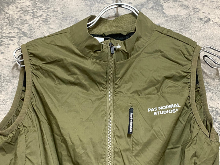 KM710 パスノーマルスタジオ PAS NORMAL STUDIOS ESSENTIAL INSULATED GILET サイクルベスト ジレ カーキ S