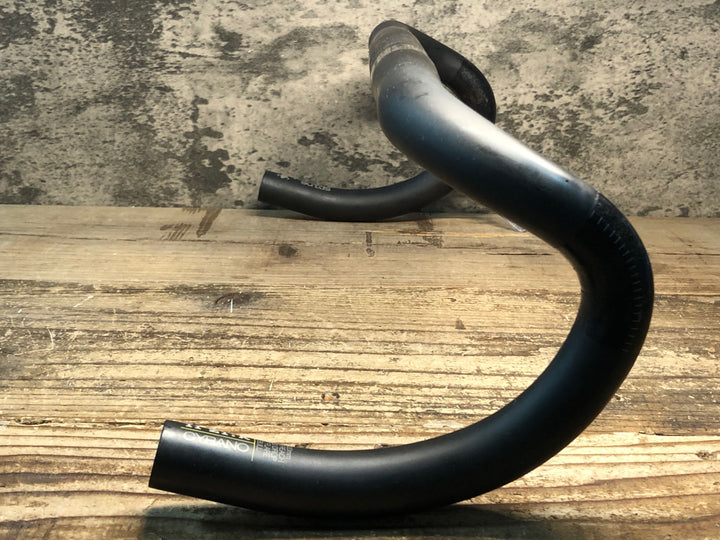 JA702 フィジーク FIZIK CYRANO 00 BULL カーボン ドロップハンドル Φ31.8mm ブラケットC-C 420mm ※クランプ部凹み強のためジャンク