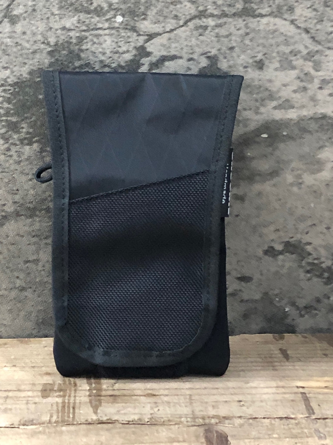 KN819 shoonie スマホポーチ 黒