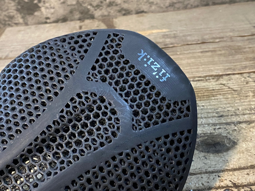 JW584 フィジーク fizik VENTO ARGO R1 ADAPTIVE 140mm サドル カーボンレール 黒