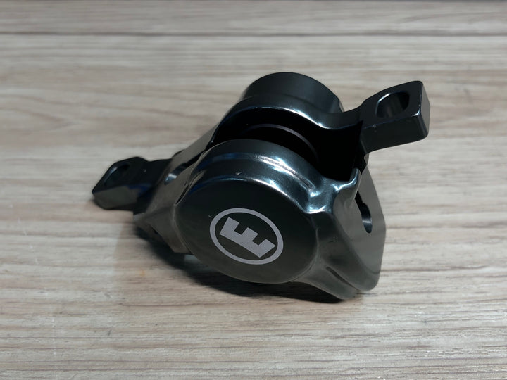 JH723 マグラ MAGURA MT8SL ディスクブレーキキャリパー 片側のみ ポストマウント