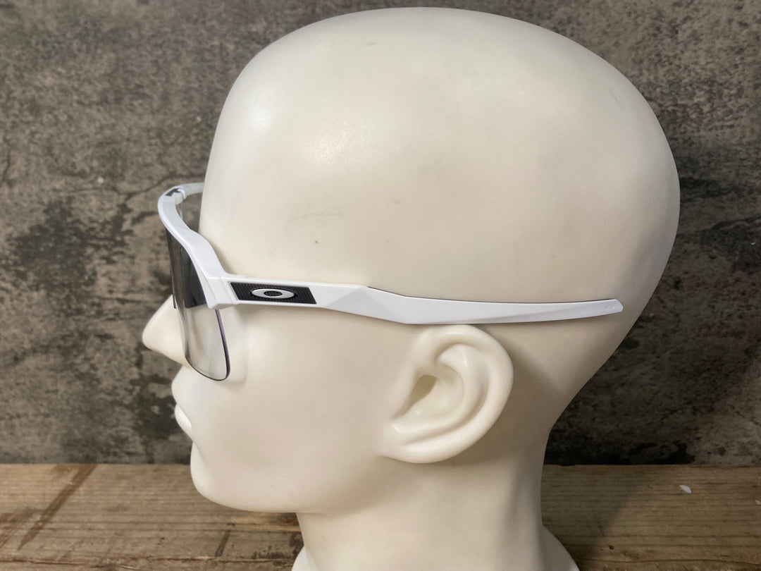 JX900 オークリー OAKLEY SUTRO サングラス アイウェア 白 PHOTOCHROMICレンズ