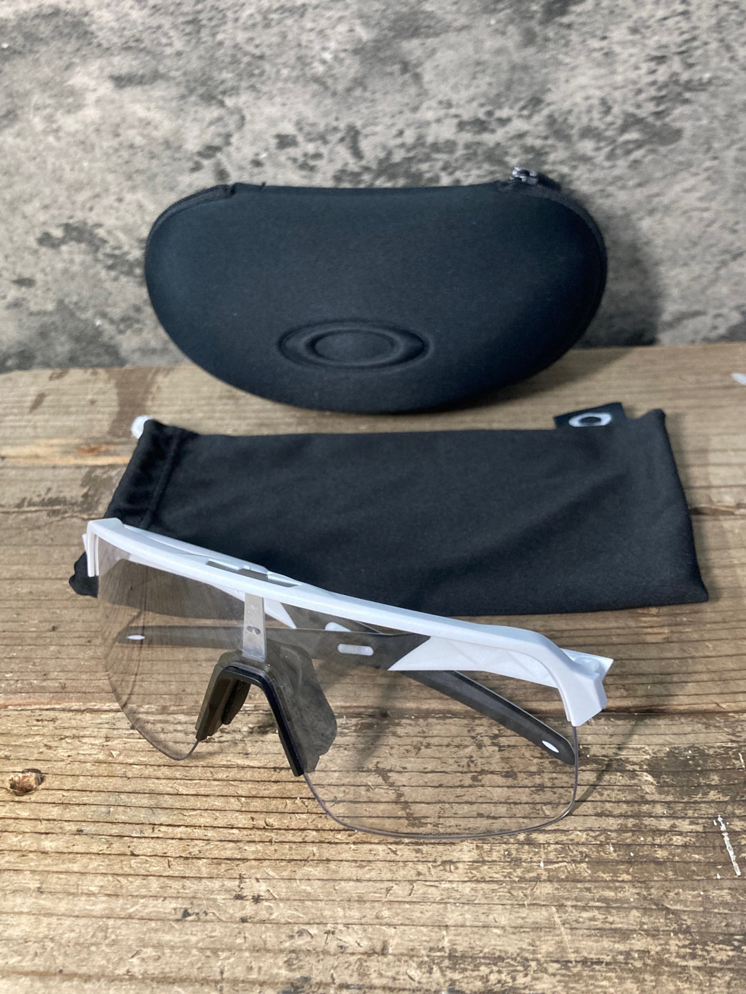 JX900 オークリー OAKLEY SUTRO サングラス アイウェア 白 PHOTOCHROMICレンズ