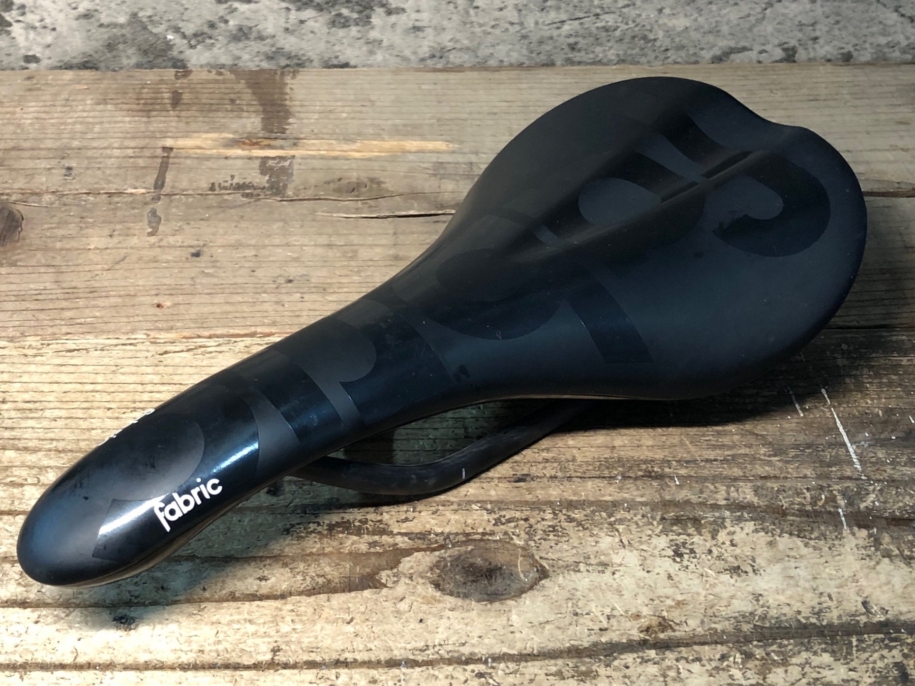 JI918 ファブリック fabric SCOOP SHALLOW PRO TEAM サドル 黒