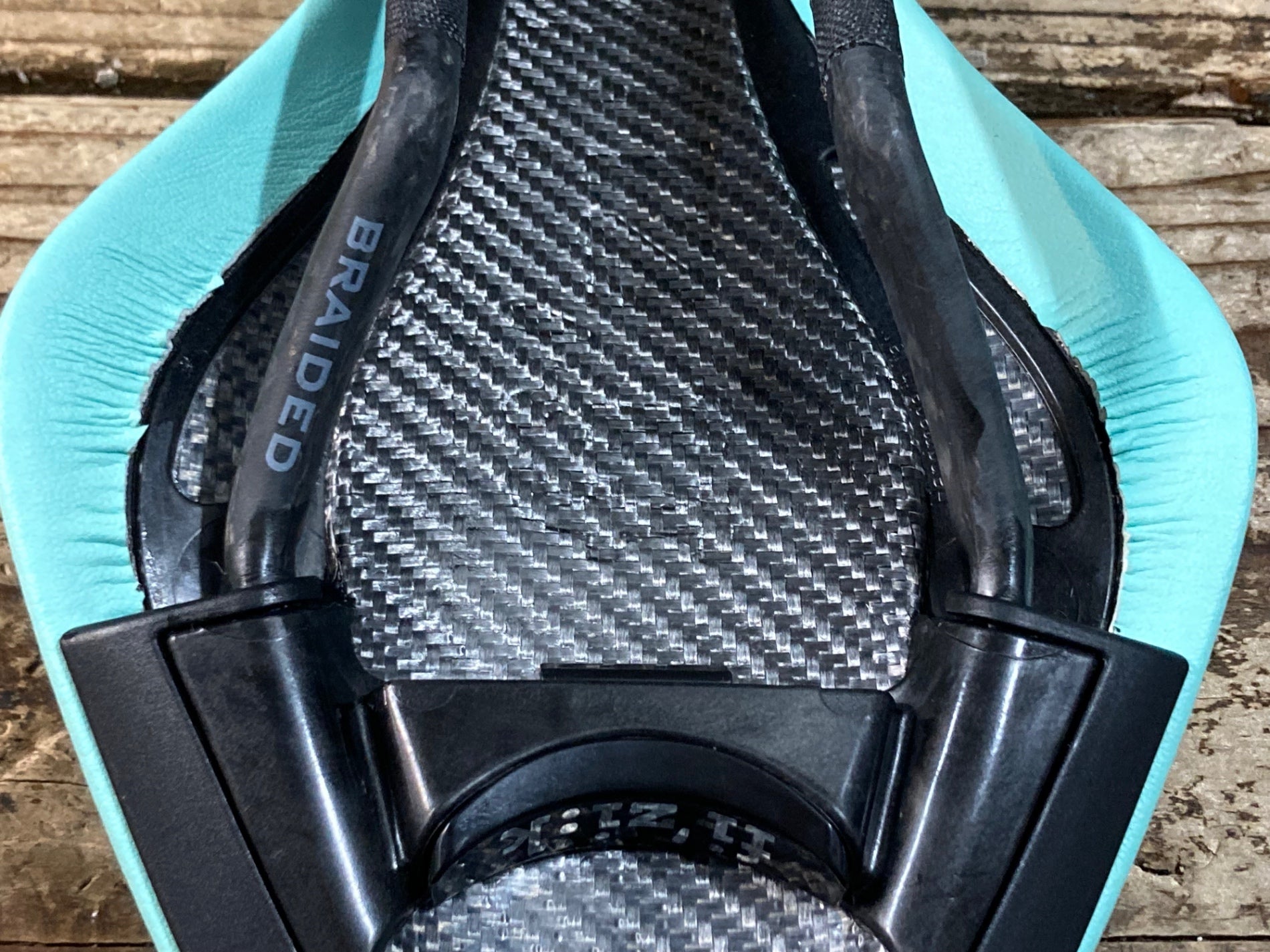 JY022 フィジーク fizik アリオネ ARIONE R3 サドル 黒 チェレステ