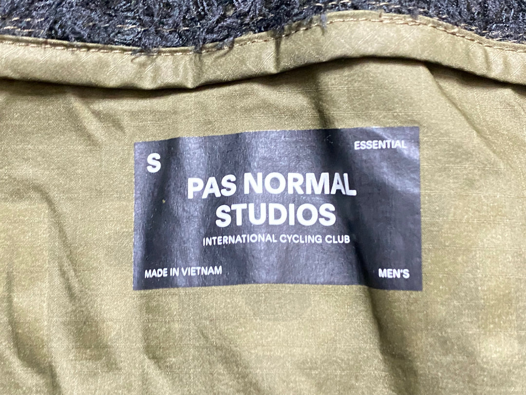 KM710 パスノーマルスタジオ PAS NORMAL STUDIOS ESSENTIAL INSULATED GILET サイクルベスト ジレ カーキ S