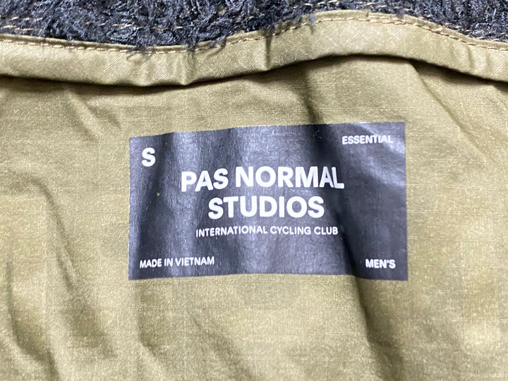 KM710 パスノーマルスタジオ PAS NORMAL STUDIOS ESSENTIAL INSULATED GILET サイクルベスト ジレ カーキ S