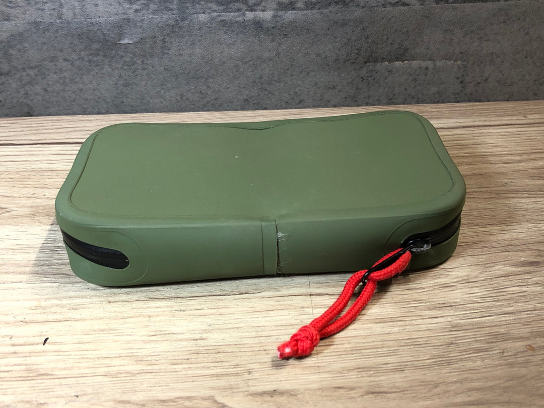 JR245 カフェドシクリステ Cafe du Cycliste ウォータープルーフポーチ オリーブ