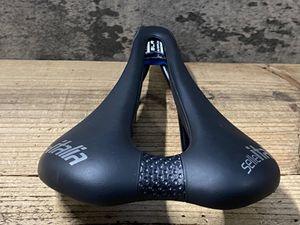 KN158 セライタリア SELLE ITALIA SLR SUPERFLOW サドル 黒 MANGANESEレール