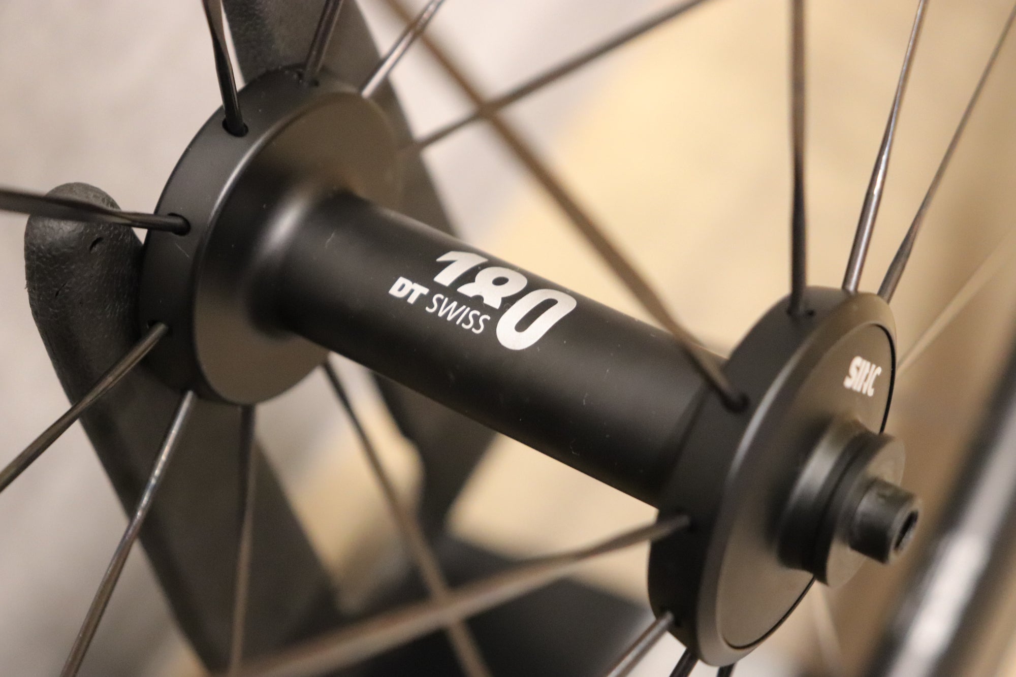 DT SWISS ARC1100 DICUT 48 カーボン チューブレスレディ ホイール