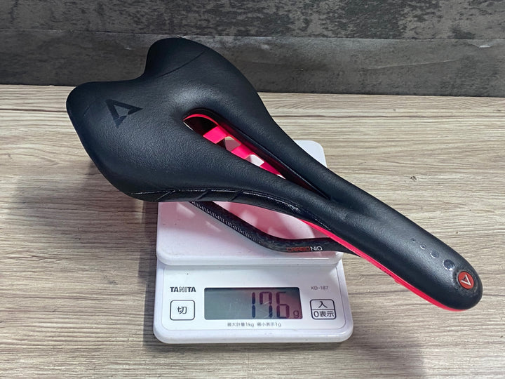 KE956 アスチュート ASTVTE スカイライン SKYLINE VT サドル 黒 ピンク CARBONIOレール 140mm
