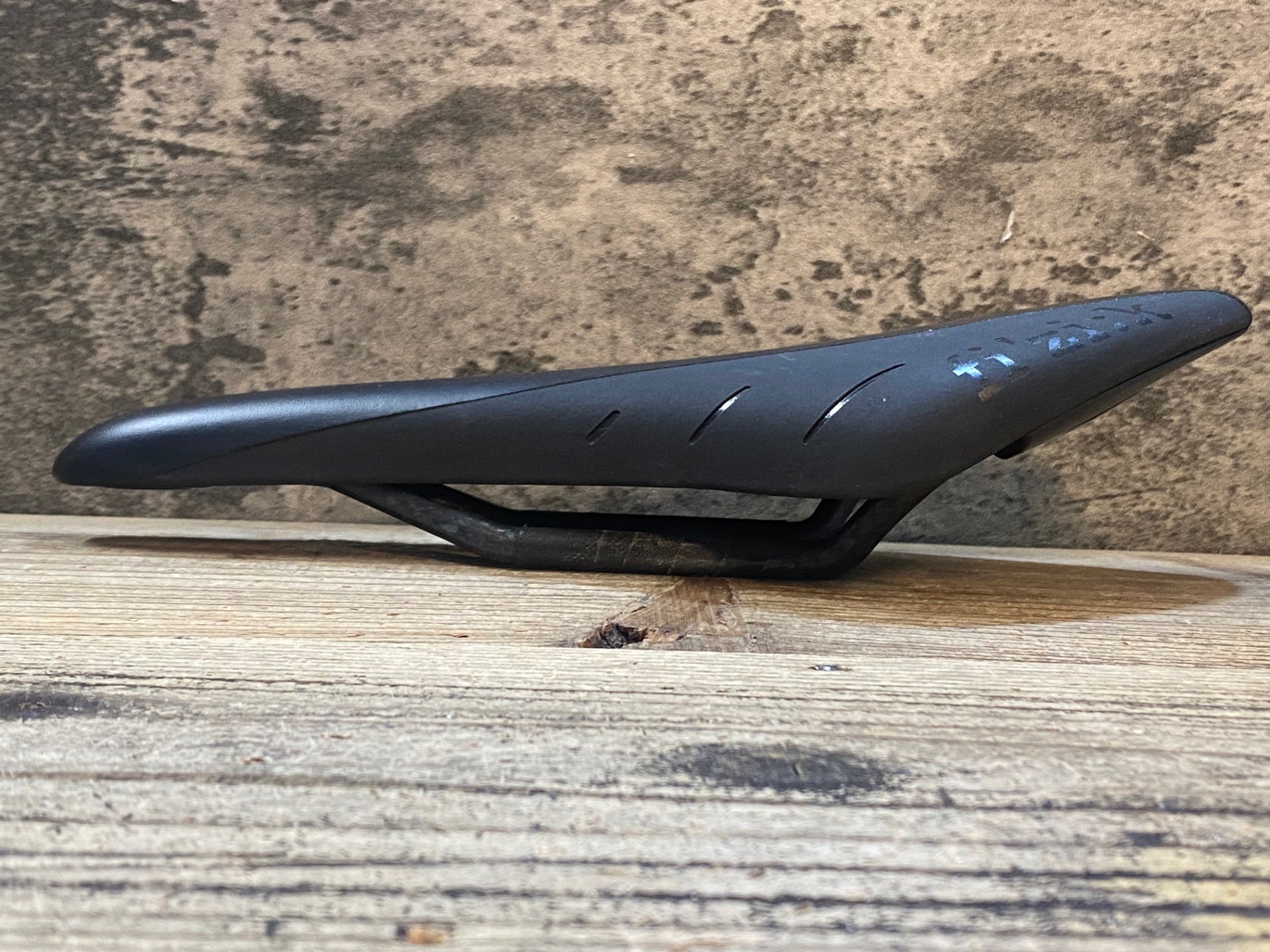 JX891 フィジーク fizik ARIONE R1 サドル 黒 regular BRAIDEDレール